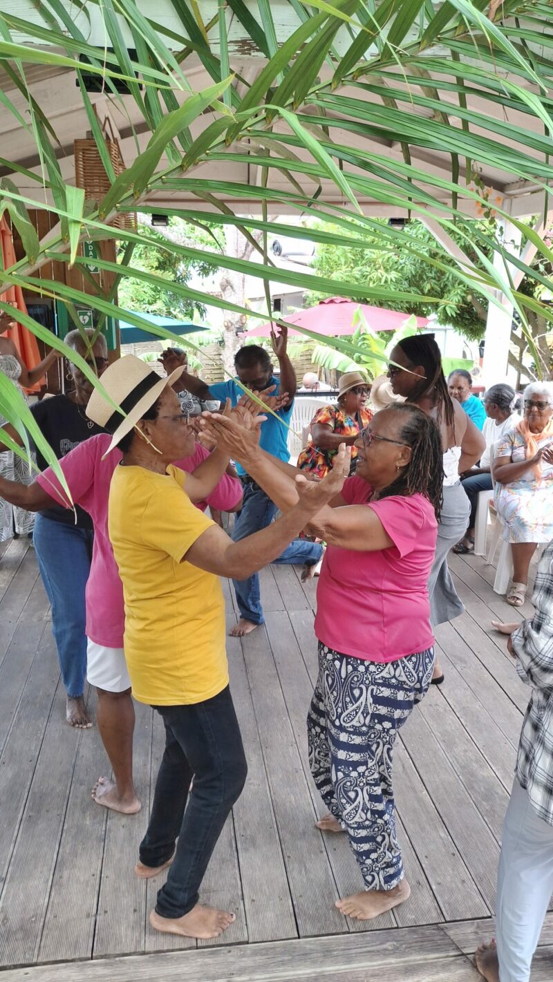 Groupe de seniors en atelier culturel au Jardin du Diamant, Martinique